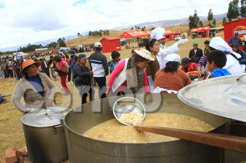 Dos mil platos de mondongo se sirvieron en Hualahoyo (FOTOS)