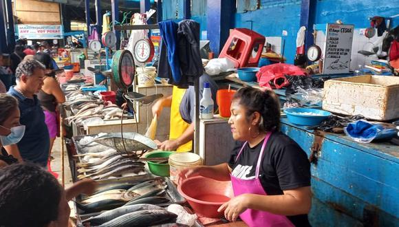 Algunas amas de casa decidieron ir a comprar los productos hidrobiológicos al terminal pesquero de Puerto Pizarro para ahorrar algo de dinero para la canasta familiar