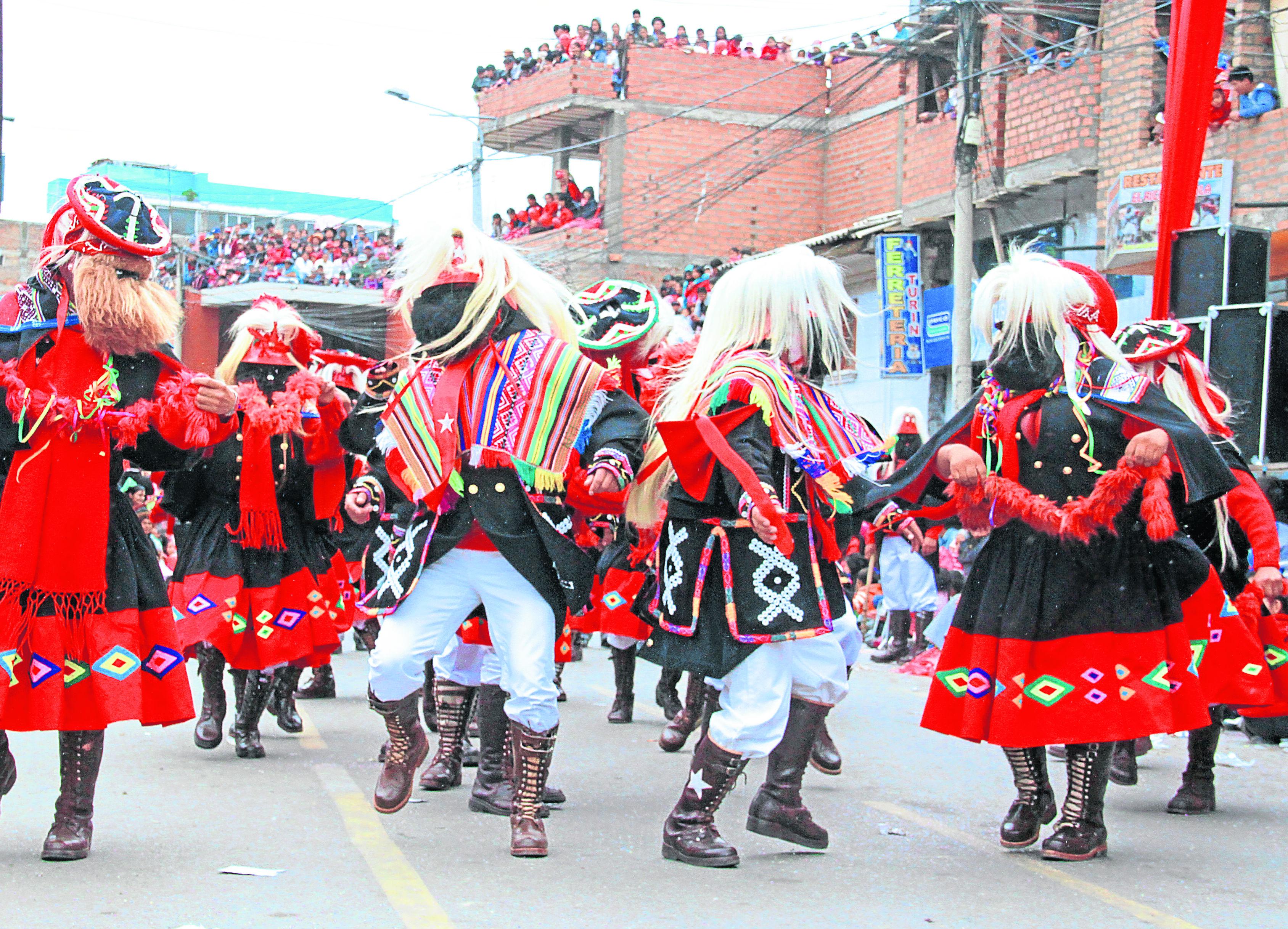 Chinchilpos y gamonales derrochan picardía  en desfile