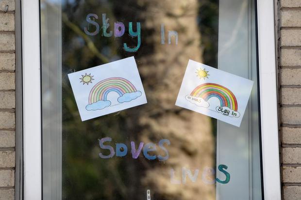 Los carteles del arcoíris, utilizados como símbolo de esperanza durante la pandemia de coronavirus, se ven en la ventana de la casa de cuidados de Oakland House en Manchester, noroeste de Inglaterra (Foto: Anthony Devlin / AFP)