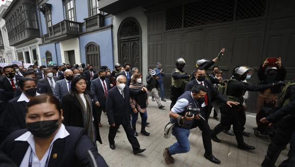 Torres Vásquez acude al Palacio Legislativo para responder por sus declaraciones en las que azuza a dirigente de organizaciones a movilizarse a Lima para hacer “arrodillar” a los “golpistas”.