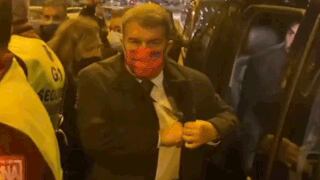 Barcelona: presidente Joan Laporta recibió insultos de un hincha azulgrana