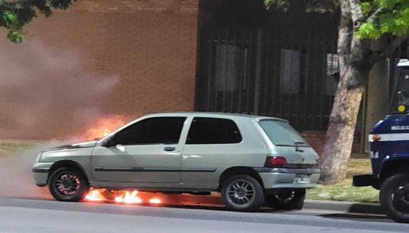Un auto fue incendiado en una calle de Rosario y fue intencional, según las primeras investigaciones. (Foto: Twitter)
