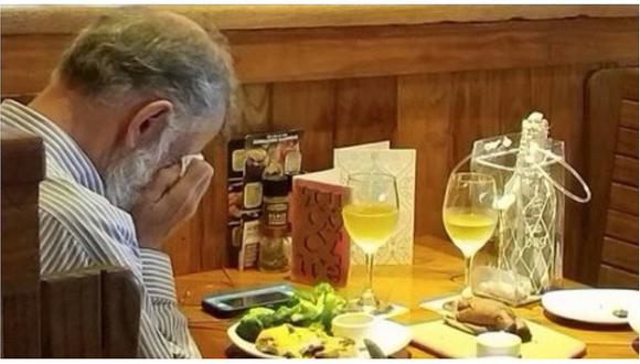 Hombre llorando en un restaurante en San Valentín se hace viral (FOTO)