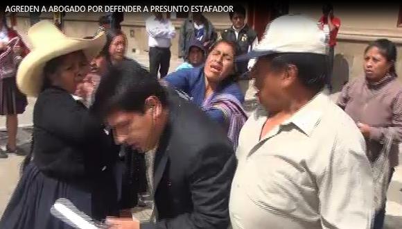 Cajamarca: Indignadas madres agreden a abogado por defender a presunto estafador (Video)