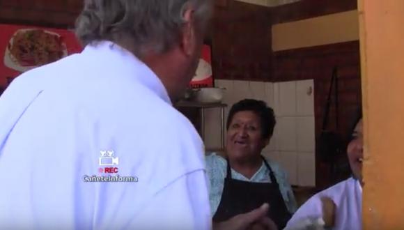 ¿Otra vez? Alfredo Barnechea rechaza trozo de chicharrón de humilde restaurante en Cañete (VIDEO)