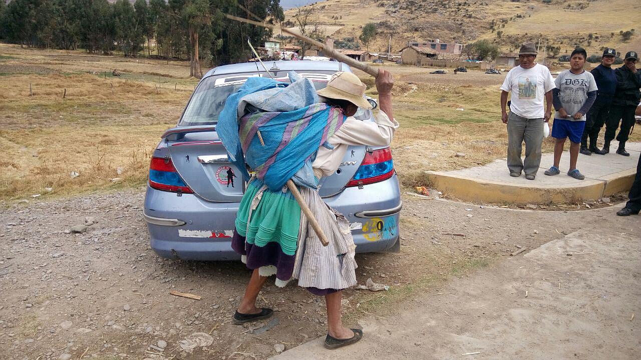 Capturan a delincuentes y descargan toda su furia destrozando su vehículo (VIDEO)