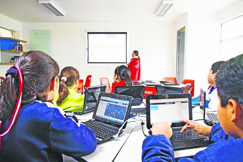 56 colegios que cumplen  jornada escolar reciben laptops