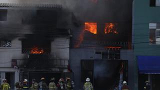 Incendio en el Cercado de Lima: cuatro bomberos fueron hospitalizados por caídas e inhalación de gases tóxicos