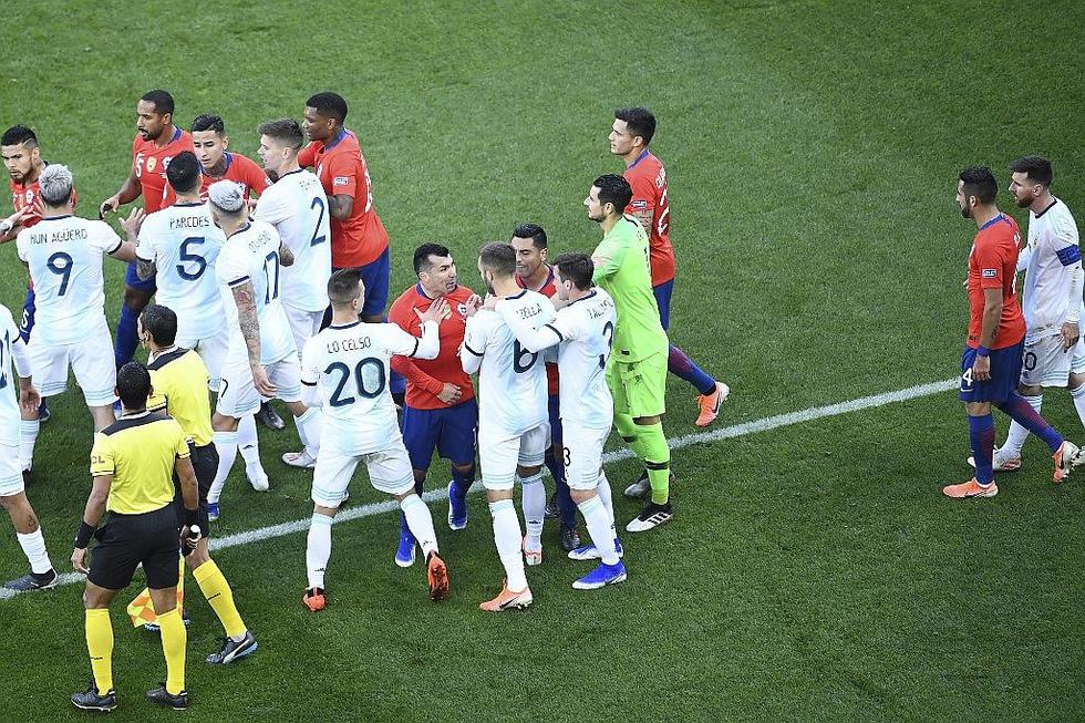 Lionel Messi y Gary Medel pelean y son expulsados por árbitro (VIDEO Y FOTOS)