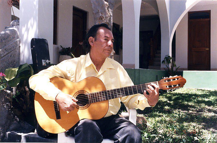 Reconocen a cantautor Carlos Falconí con 'Orden a la Libertad Americana' 