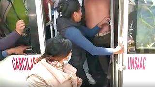 Presunto ladrón es desnudado en el interior de bus y entregado a la Policía en Cusco (VIDEO)