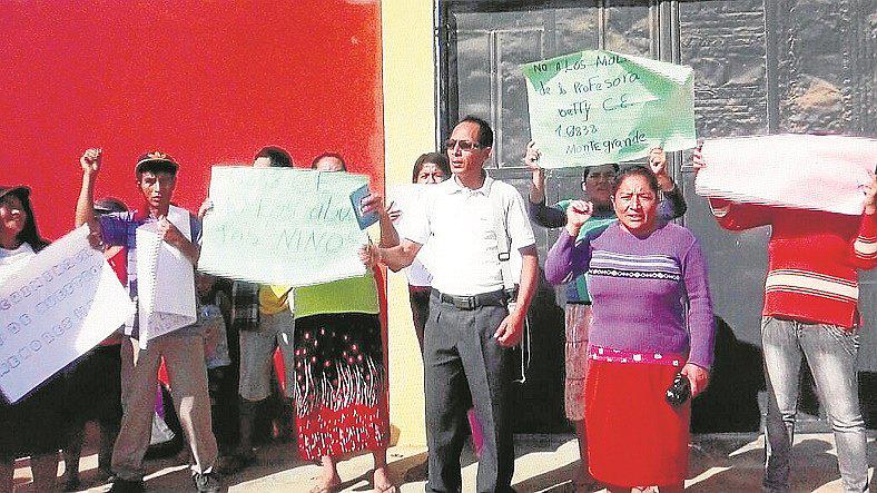 Chiclayo: Padres toman colegio 10838 en Reque