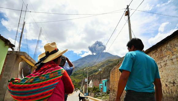 Pobladores del distrito de Ubinas observan comportamiento del volcán. Foto: Difusión.