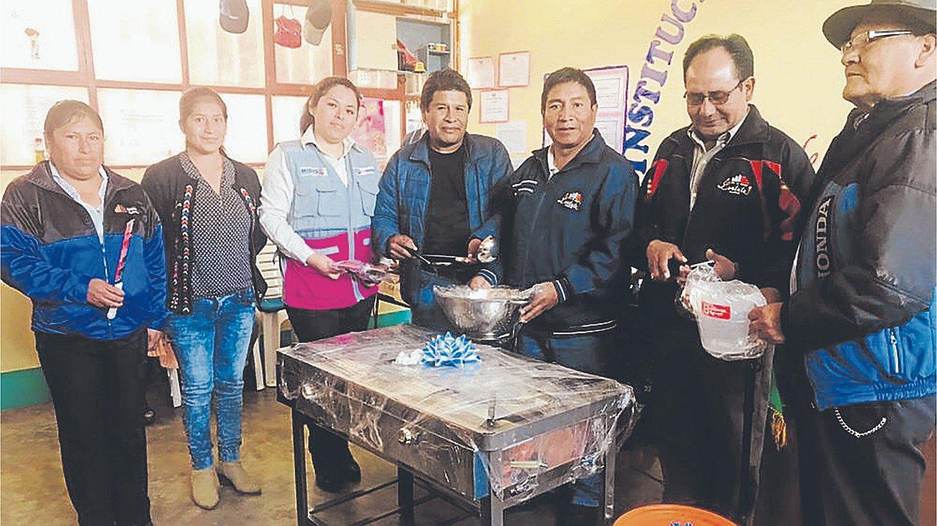 Tres colegios de Pampas reciben utensilios 