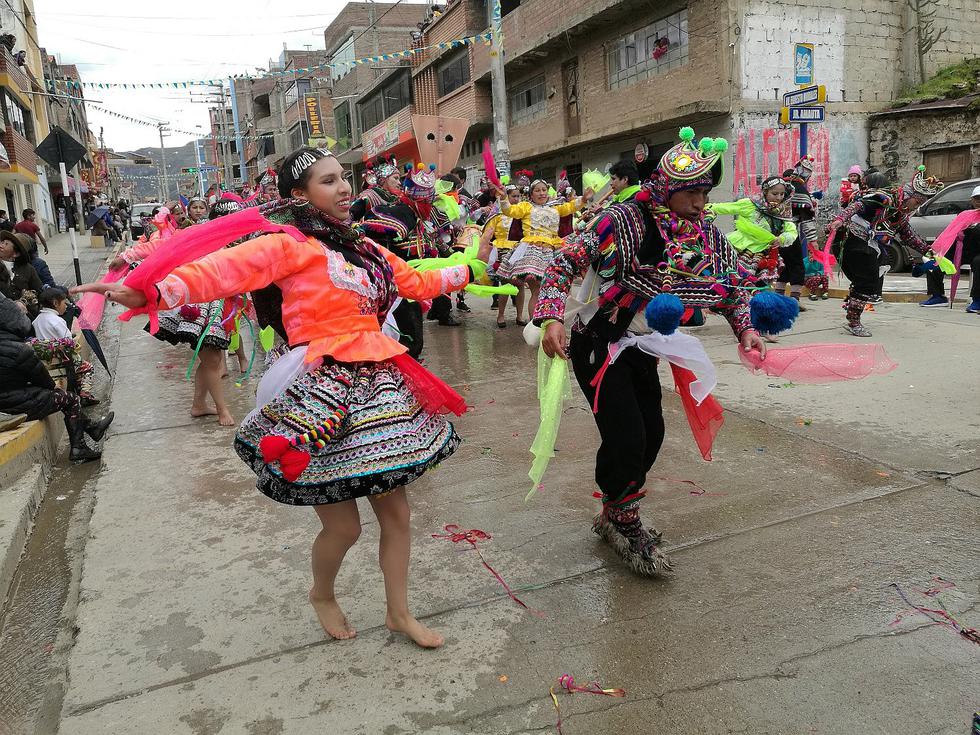 Danzantes hacen gozar a rabiar a huancavelicanos