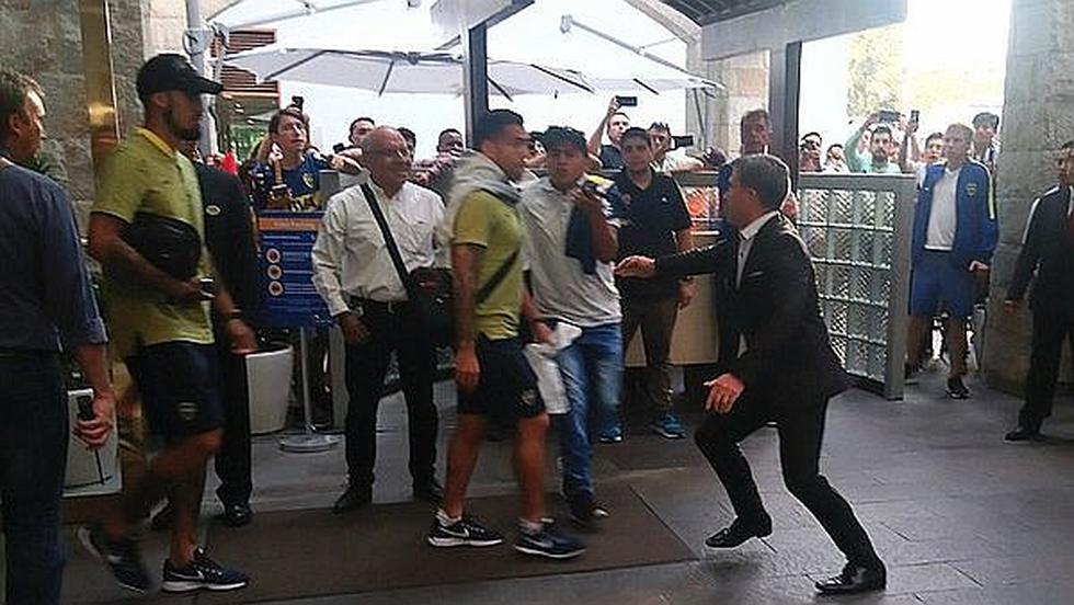 Hincha de Boca Juniors burló seguridad de la concentración para abrazar a Carlos Tévez (FOTOS)