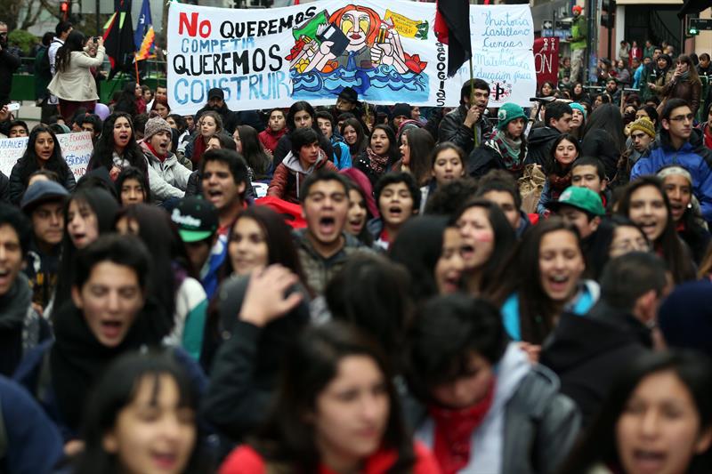 Chile: Estudiantes exigen sumar actores sociales a debate de reforma educativa