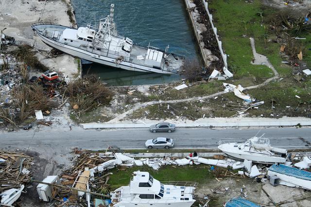 Una vista aérea de los daños causados ​​por el huracán Dorian el 5 de septiembre de 2019, en Marsh Harbour, Isla Gran Ábaco en las Bahamas. - El huracán Dorian azotó a las Carolinas con lluvia torrencial y vientos feroces mientras se acercaba a la costa este de Estados Unidos el jueves después de devastar las Bahamas y matar al menos a 20 personas. (Foto por Brendan Smialowski / AFP)