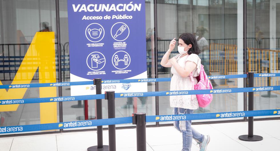 Una mujer acude a un centro de vacunación en Montevideo (Uruguay), el 1 de marzo de 2021. (EFE/ Federico Anfitti).