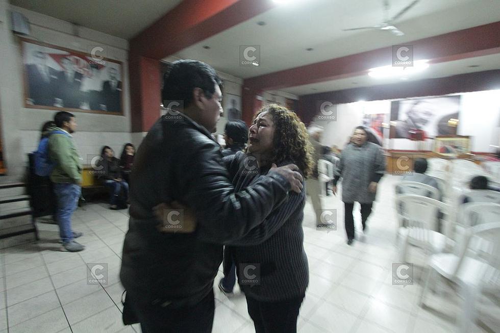 Alan García: Militantes apristas hacen vigilia en Arequipa (FOTOS Y VIDEOS)