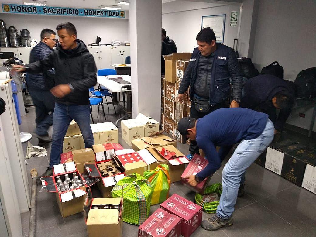 Chofer fuga con camión intervenido por delito de contrabando