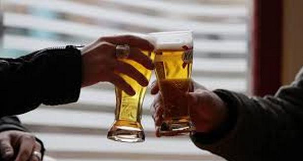 Indonesia restringe venta de alcohol por salud, valores y evitar consumo en menores