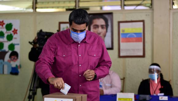 El presidente venezolano Nicolás Maduro emite su voto en un colegio electoral de la escuela Simón Rodríguez en Fuerte Tiuna, Caracas, el pasado 6 de diciembre de 2020. (YURI CORTEZ / AFP)
