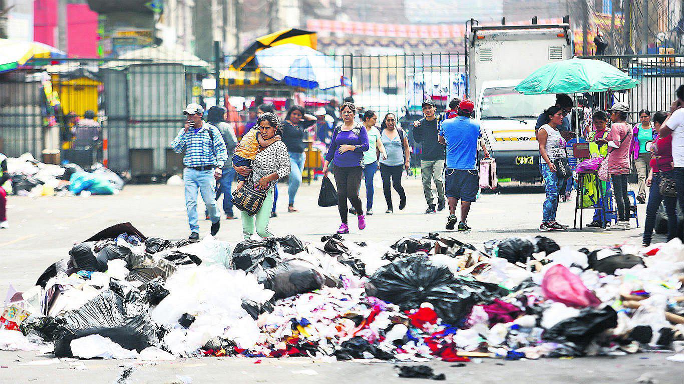 Gamarra amanece llena de basura luego de que empresa encargada suspendiera servicio