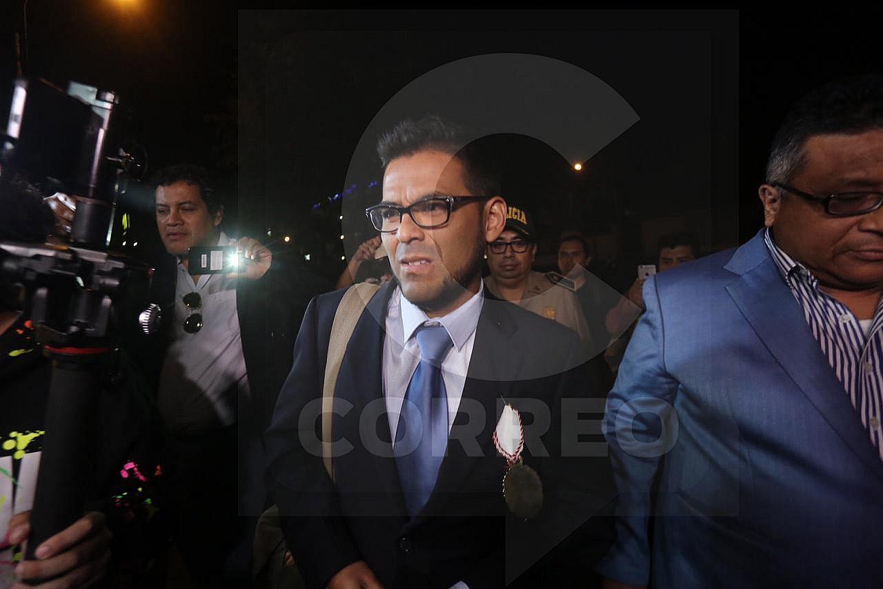 Fiscal revisa el vehículo hallado frente a la casa de Alan García tras la denuncia de supuesto "chuponeo" (FOTOS)