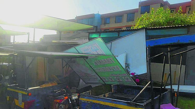 Municipio  almacena paneles de la campaña de Alfredo Zegarra (FOTOS)