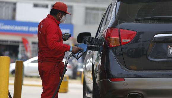 Ministro de Economía informó que el Ejecutivo está tomando la decisión de reducir del ISC a los combustibles hasta en un 90%. (Foto: GEC)