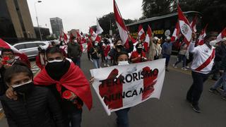 Grupos de personas protestan contra el gobierno de Pedro Castillo y sus actuales ministros