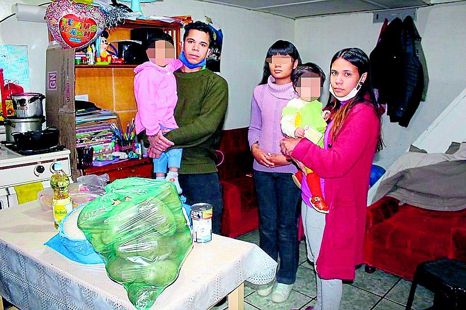 ​Pareja  de venezolanos y sus hijos reciben canastas de alimentos 
