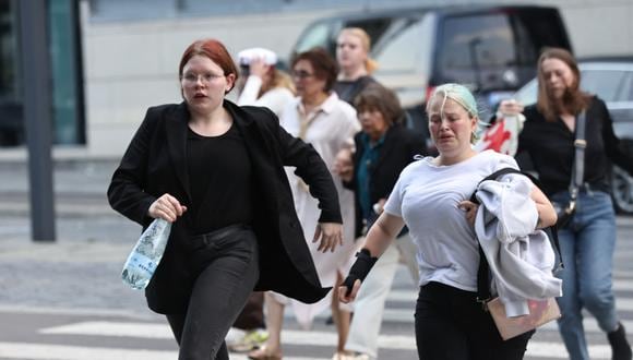 Se ve a personas corriendo durante la evacuación del centro comercial Fields en Copenhague, Dinamarca, el 3 de julio de 2022 después de que los medios daneses informaran sobre un tiroteo. (Foto de Olafur Steinar Gestsson / Ritzau Scanpix / AFP)
