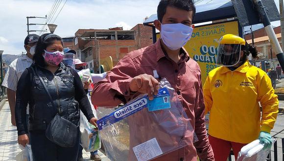 Reparten protectores faciales entre usuarios de transporte público en Cusco