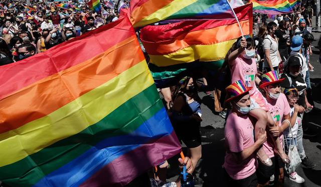 Con una marcha festiva y llena de banderas multicolores, la comunidad LGTBI de Chile celebró este sábado el Día del Orgullo, que coincide con el final de la discusión de un proyecto de ley que legalizaría el matrimonio igualitario, una demanda histórica de los homosexuales en el país. (Foto: EFE/Alberto Valdés)