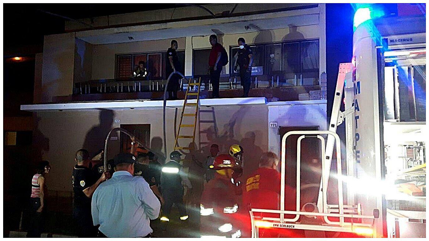 Serenos rescatan perros de vivienda que ardía en llamas (VIDEO) 