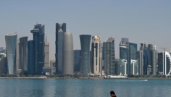 Esta imagen muestra una vista del horizonte de la capital de Qatar, Doha, el 31 de marzo de 2022.(Foto: GABRIEL BOUYS / AFP)
