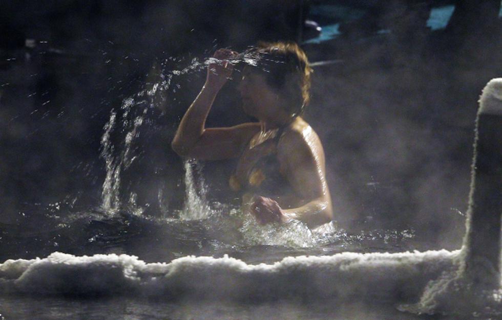 Rusos celebraron la Epifanía con baños en agua helada (FOTOS)
