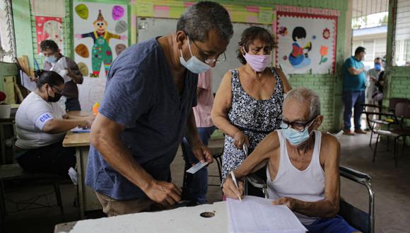 Un hombre verifica su identificación en la lista de votación en un colegio electoral durante el proceso de verificación ciudadana en Managua, el 24 de julio de 2021. (Foto de Oswaldo Rivas / AFP)