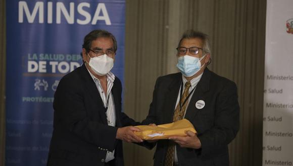 Fernando Carbone (derecha), exministro de Salud que preside la comisión que investiga el 'Vacunagate', indicó que entregará su informe a Óscar Ugarte (izquierda), titular del sector, el 25 de febrero. (Foto: Britanie Arroyo / GEC)