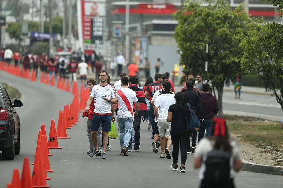 ​River Plate vs. Flamengo: Hinchas se desplazan al Monumental alentado a "Millonario" y "Mengao" (FOTOS)