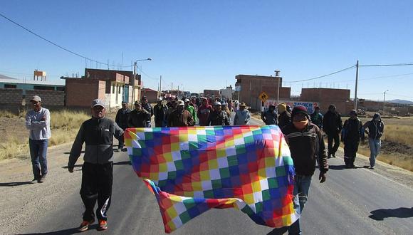 Huelguistas se movilizan por vía Puno-Desaguadero en segundo día de protestas 