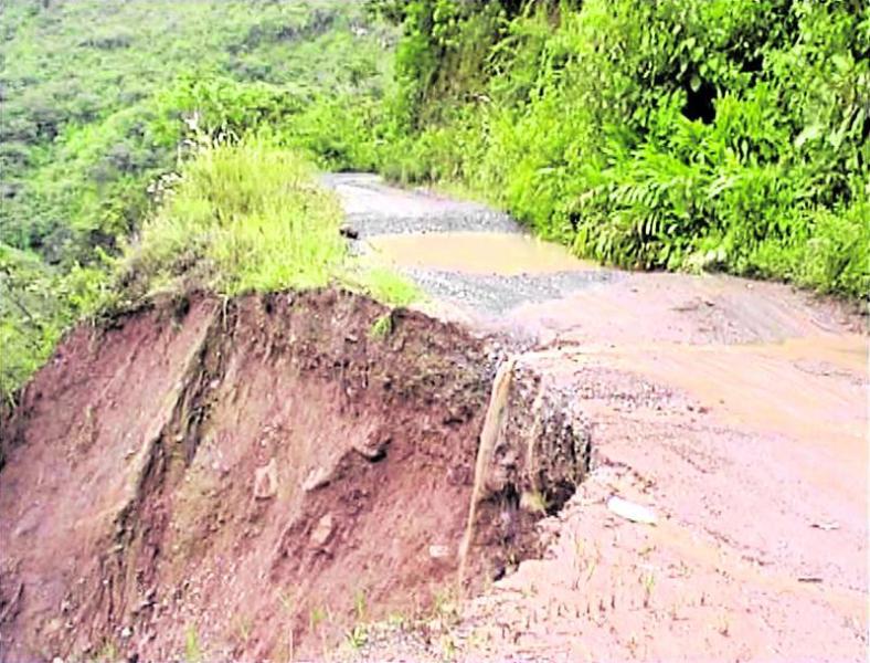 Derrumbes aíslan a austroalemanes de Pozuzo