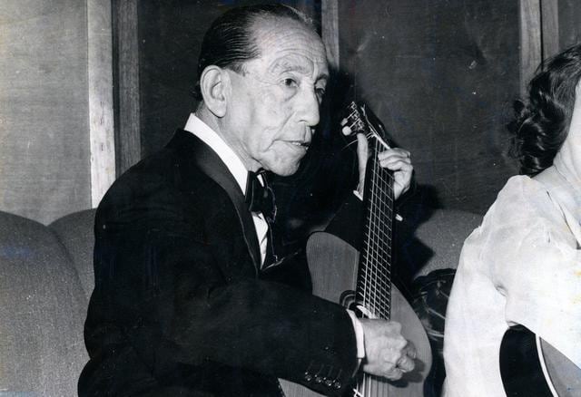 Años mozos de Alejandro Ascoy Villón, en una de sus presentaciones.  17-02-1975 (Foto GEC Archivo Histórico)