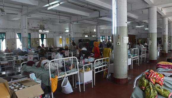 La actual ola de contagios desbordó a los hospitales y provocó escasez de oxígeno y medicamentos. (Foto: SAM PANTHAKY / AFP)