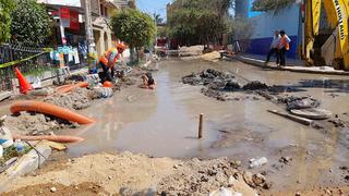 Constructora rompe tubería de agua en urbanización San Juan