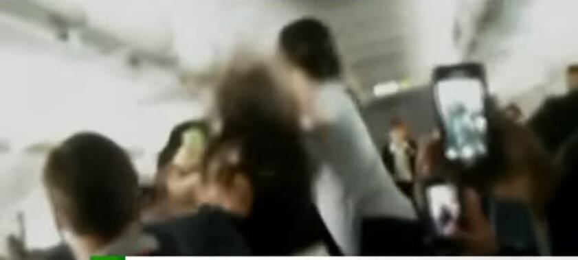 YouTube: cinco mujeres se agarran a golpes en pleno vuelo por esta razón
