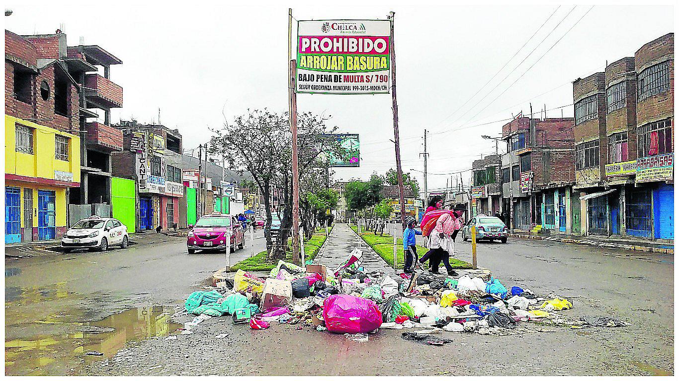 ​Con toneladas de basura en calles reciben el 2017